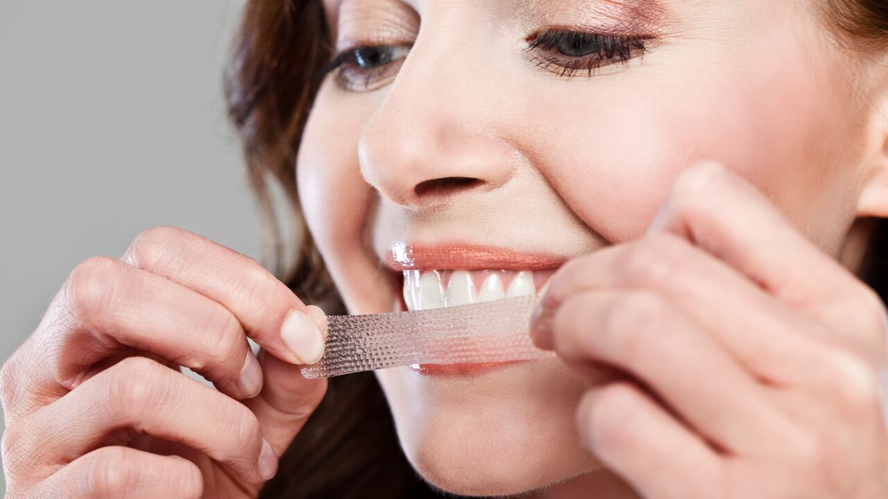 Hay métodos naturales y profesionales para blanquear los dientes.