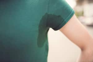 Las manchas de sudor son difíciles de quitar de la ropa.