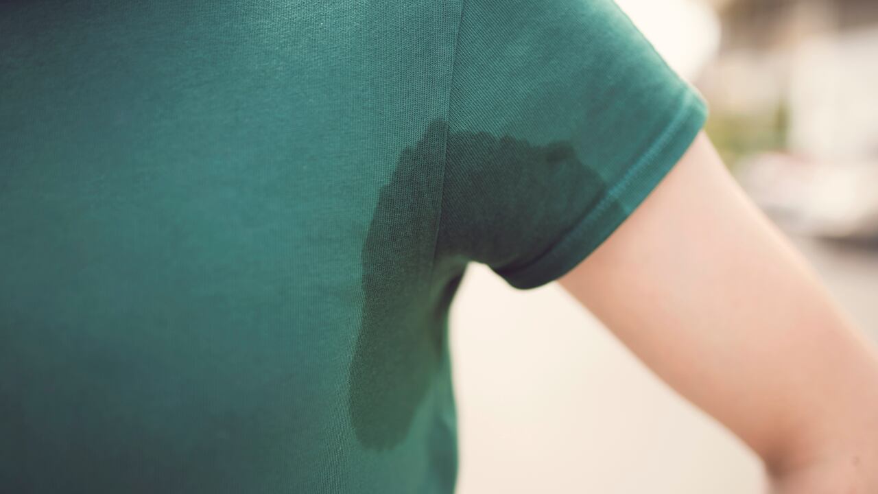 Las manchas de sudor son difíciles de quitar de la ropa.
