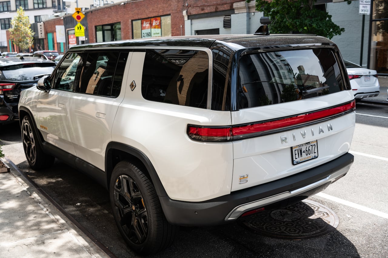 Rivian R1S es uno de los competidores de Tesla.