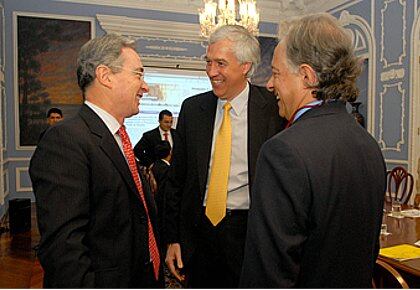 El presidente Álvaro Uribe, el gobernador Andrés González y el alcalde Samuel Moreno se reunieron este lunes. Acordaron cuántos recursos aportará la nación para el transporte en Bogotá y Cundinamarca. 