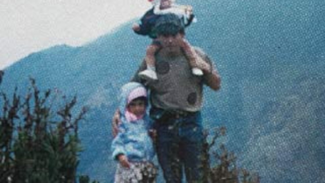 Castaño con sus hijos Lina y Carlos, en 1992