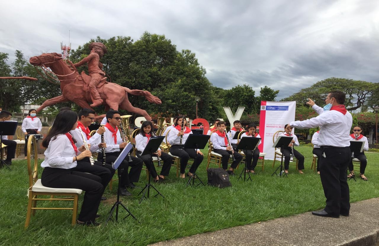 320 agrupaciones folclóricas y al menos 40 jóvenes expertas en el baile del sanjuanero participaron de las citas virtuales y durante el fin de semana demostrarán sus habilidades en los bailes tradicionales. Corposanpedro