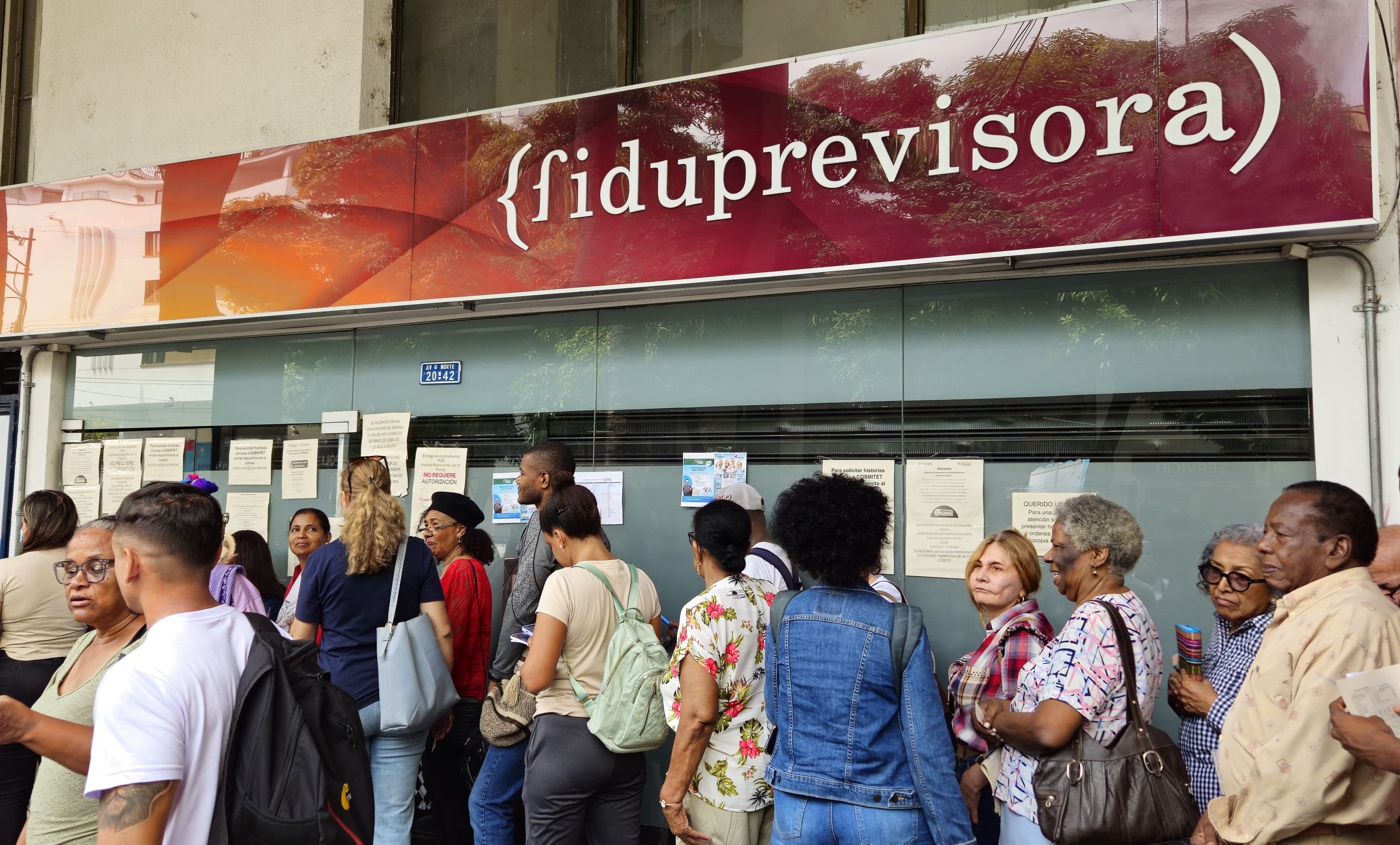 En las afueras del edificio de la Fiduprevisora, ubicado en el norte de Cali, se presentó una tensa situación por cuenta de un grupo de maestros que agolpó la entrada para solicitar medicamentos y la autorización de citas con especialistas.Fotos Raúl Palacios / El Pais / 21 de Mayo del 2023 Cali.