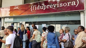 En las afueras del edificio de la Fiduprevisora, ubicado en el norte de Cali, se presentó una tensa situación por cuenta de un grupo de maestros que agolpó la entrada para solicitar medicamentos y la autorización de citas con especialistas.Fotos Raúl Palacios / El Pais / 21 de Mayo del 2023 Cali.