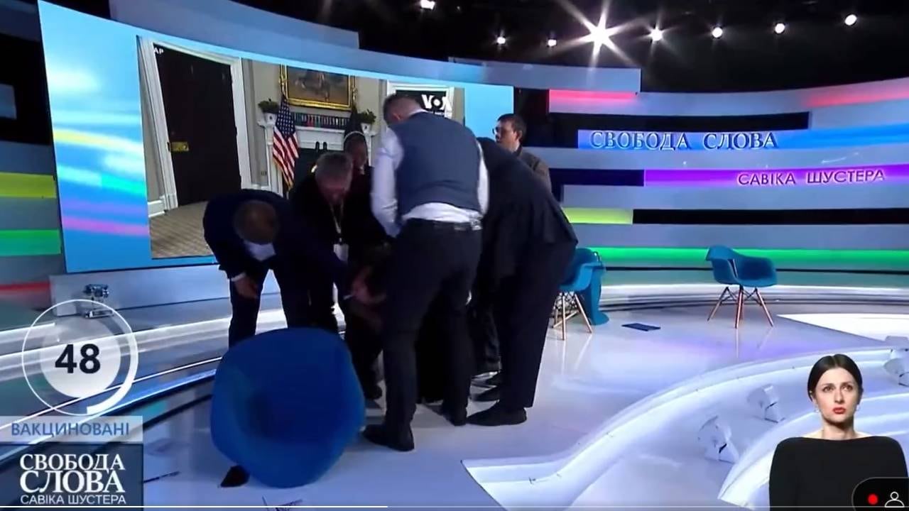 Pelea en un programa de televisión en vivo en Ucrania entre el periodista Yuriy Butusov y el parlamentario Nestor Shufrych.