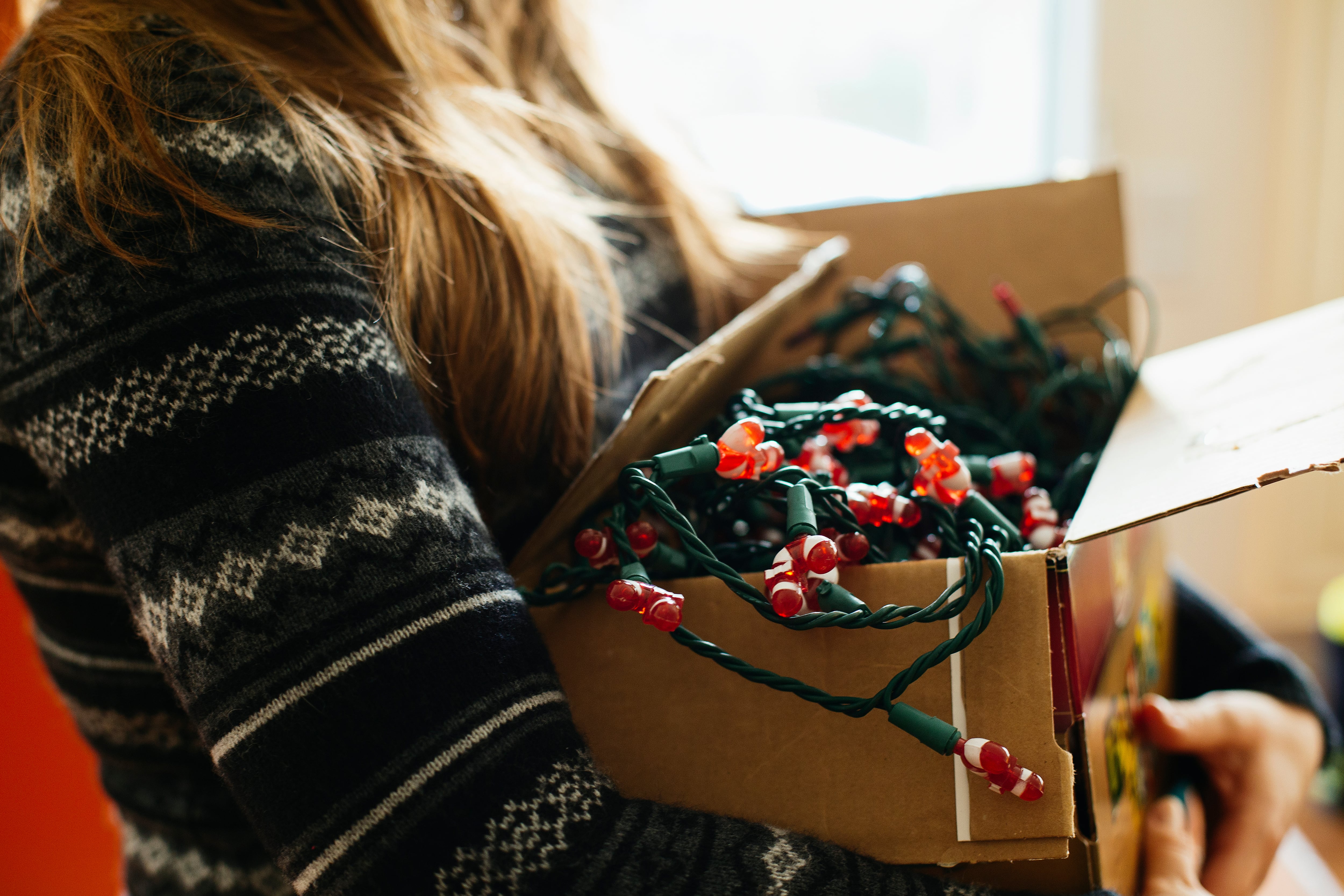 caja con luces de navidad.