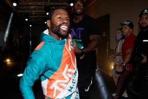 El boxeador Floyd Mayweather le grita al retador Logan Paul después de que estalló una pelea que involucró al hermano de Paul, Jake Paul, durante una conferencia de prensa, el jueves 6 de mayo de 2021, en Miami Gardens, Florida. Logan Paul el 6 de junio en el Hard Rock Stadium de Florida. (Foto AP / Marta Lavandier)