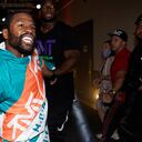 El boxeador Floyd Mayweather le grita al retador Logan Paul después de que estalló una pelea que involucró al hermano de Paul, Jake Paul, durante una conferencia de prensa, el jueves 6 de mayo de 2021, en Miami Gardens, Florida. Logan Paul el 6 de junio en el Hard Rock Stadium de Florida. (Foto AP / Marta Lavandier)