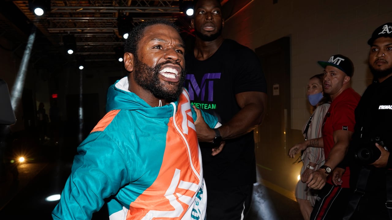 El boxeador Floyd Mayweather le grita al retador Logan Paul después de que estalló una pelea que involucró al hermano de Paul, Jake Paul, durante una conferencia de prensa, el jueves 6 de mayo de 2021, en Miami Gardens, Florida. Logan Paul el 6 de junio en el Hard Rock Stadium de Florida. (Foto AP / Marta Lavandier)