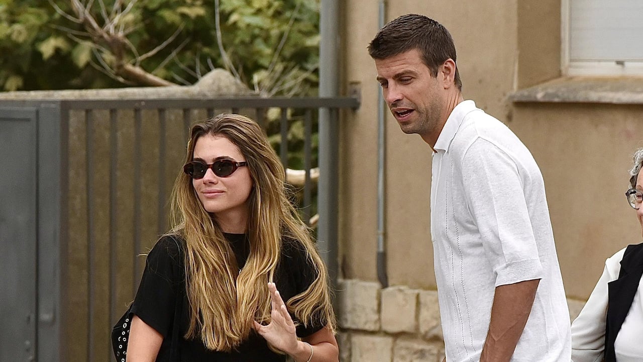 Gerard Piqué y Clara Chía han asistido a la misa funeral por la abuela del exfutbolista, Lina Rovira, tras su fallecimiento a los 102 años.
