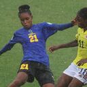 Violeth Mwamakamba of Tanzania se barre para detener a Linda Caicedo de Colombia durante el Mundial de India Sub-17.