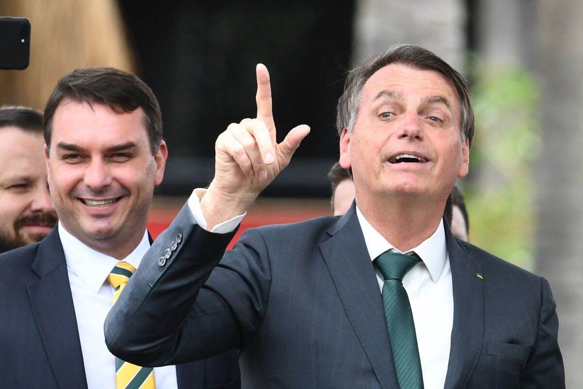 Flávio Bolsonaro junto a Jair Bolsonaro
