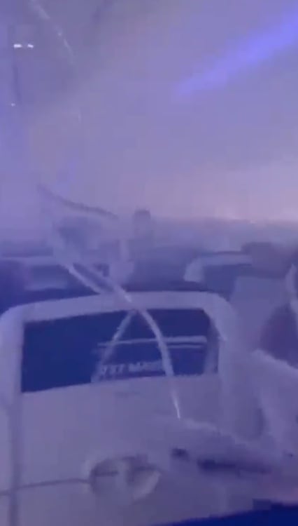 Era tanta la cantidad de humo dentro del avión que las máscaras de oxígeno tuvieron que ser desplegadas