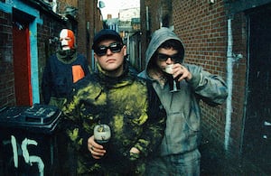 La agrupación maneja una línea entre el activismo, la ironía y la provocación. La componen DJ Próvaí, Mo Chara y Móglaí Bap, nativos de una Irlanda que quieren unificada.