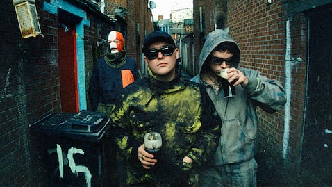 La agrupación maneja una línea entre el activismo, la ironía y la provocación. La componen DJ Próvaí, Mo Chara y Móglaí Bap, nativos de una Irlanda que quieren unificada.