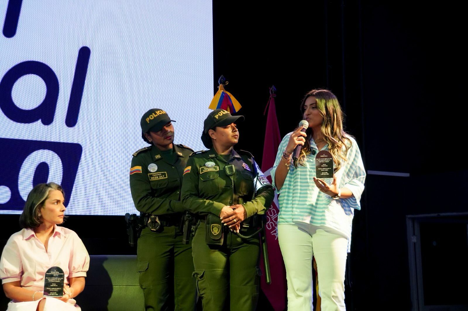 En medio del evento exaltaron la labor de las mujeres en la Patrulla Púrpura de la Policía de Barranquilla.