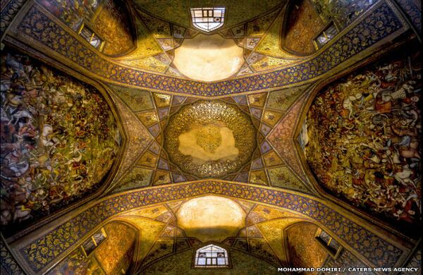 "En Irán tenemos muchos sitios de interés histórico, pero algunos de los principales son lugares para el culto, como las mezquitas. Hay una en cada gran ciudad y también existen muchos edificios con hermosos mosaicos dignos de fotografiar", dice Mohammad Domiri. En la imagen, el palacio Chehel Sotoun en Isfahán.