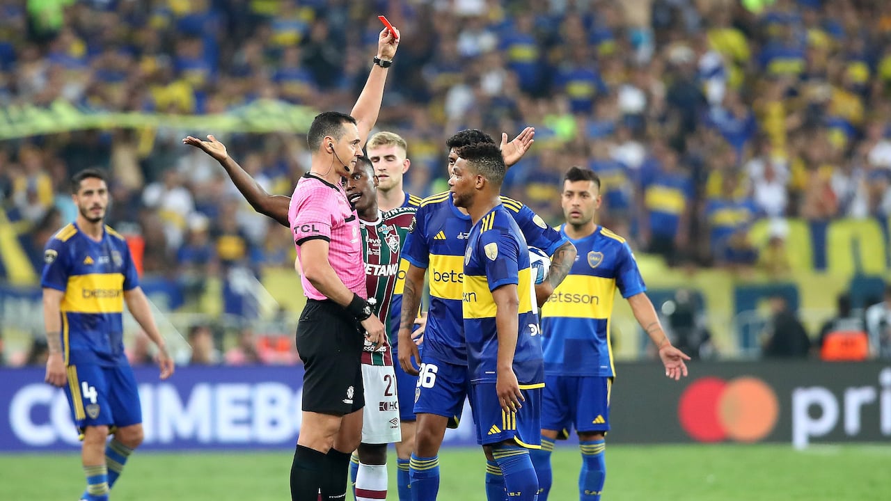 El árbitro colombiano Wilmar Roldán expulsa a su compatrioa de Boca Juniors, el jugador Frank fabra, por agredir a Nino de Fluminense con una cachetada, en la final de la Copa Libertadores 2023. /Foto Raul Sifuentes/Getty Images)