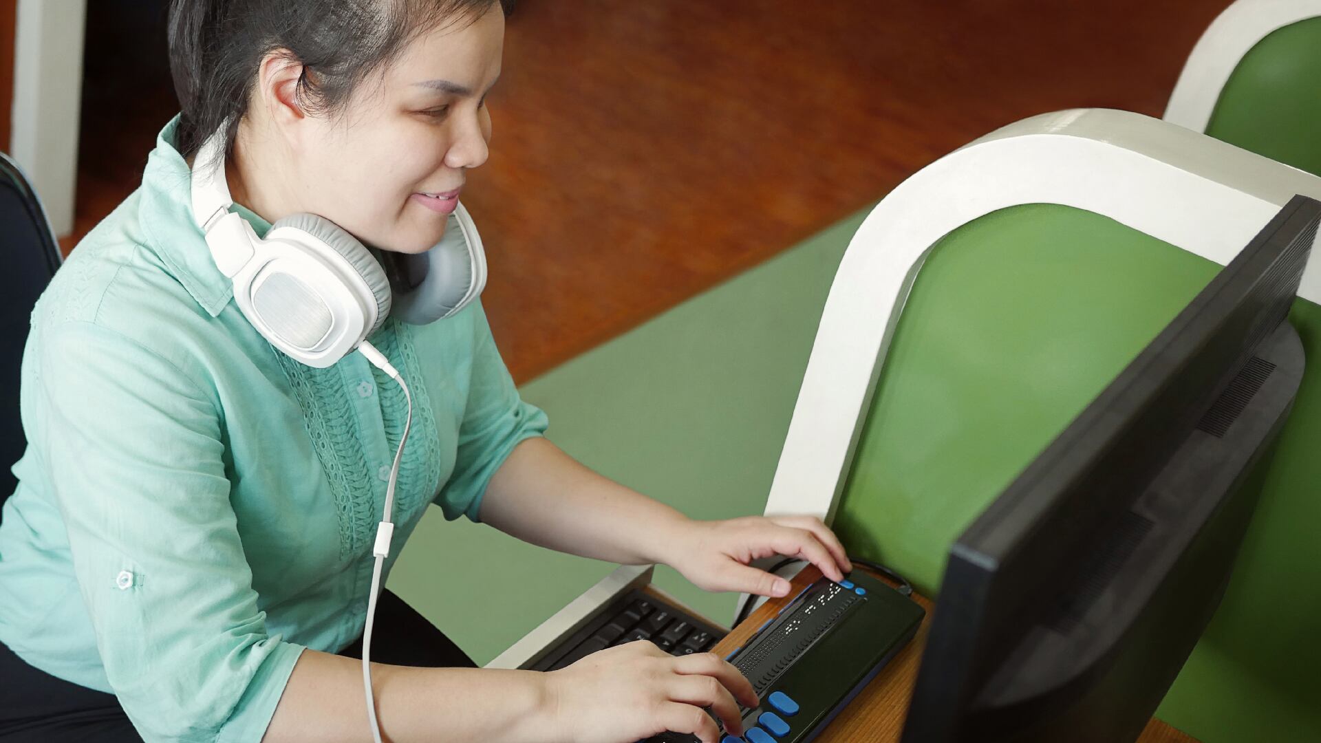 En Colombia algunas de las compañías que contratan personas con discapacidad visual son Colcafé, Empresas Públicas de Medellín, Prebel, entre otras.