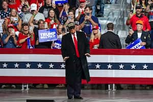 El ex presidente de Estados Unidos y candidato presidencial republicano Donald Trump levanta el puño después de hablar al final de un mitin de campaña en el Anfiteatro Atrium Health en Macon, Georgia, el 3 de noviembre de 2024.