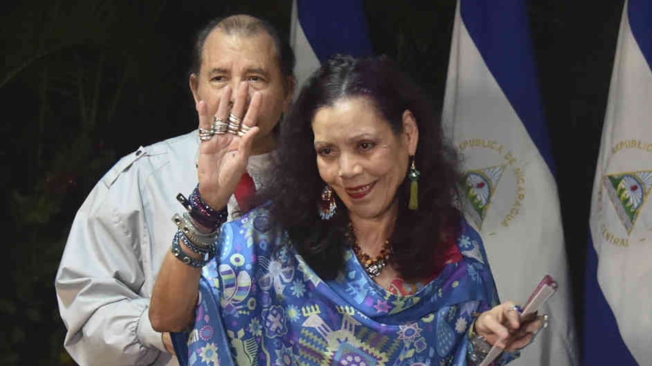 Rosario Murillo y su marido, el presidente Daniel Ortega, no tienen reparo en demonizar a los manifestantes que protestan contra su dictadura. En el pasado recibieron cuantiosos aportes de Hugo Chávez, se tomaron fotos con Fidel y Raúl Castro, pero ahora se alían con quien sea necesario para mantenerse en el poder.