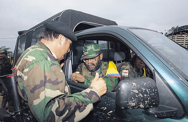 "Hasta cierto punto, el bloque oriental aguantó el Plan Patriota, el Plan Consolidación y el Plan Colombia, pero el costo de ello fue un proceso de debilitación constante. Si bien las Farc lograron aprender cómo funcionaba la Política de Seguridad Democrática y por ello plantearon el plan renacer, ‘Jojoy’ quedó en condiciones de inferioridad frente al Comando Conjunto de Occidente, al mando de Cano", cuenta Ariel Ávila, de la Corporación Nuevo Arco Iris. Actualmente, Alfonso Cano (derecha) es el jefe máximo de las Farc. 