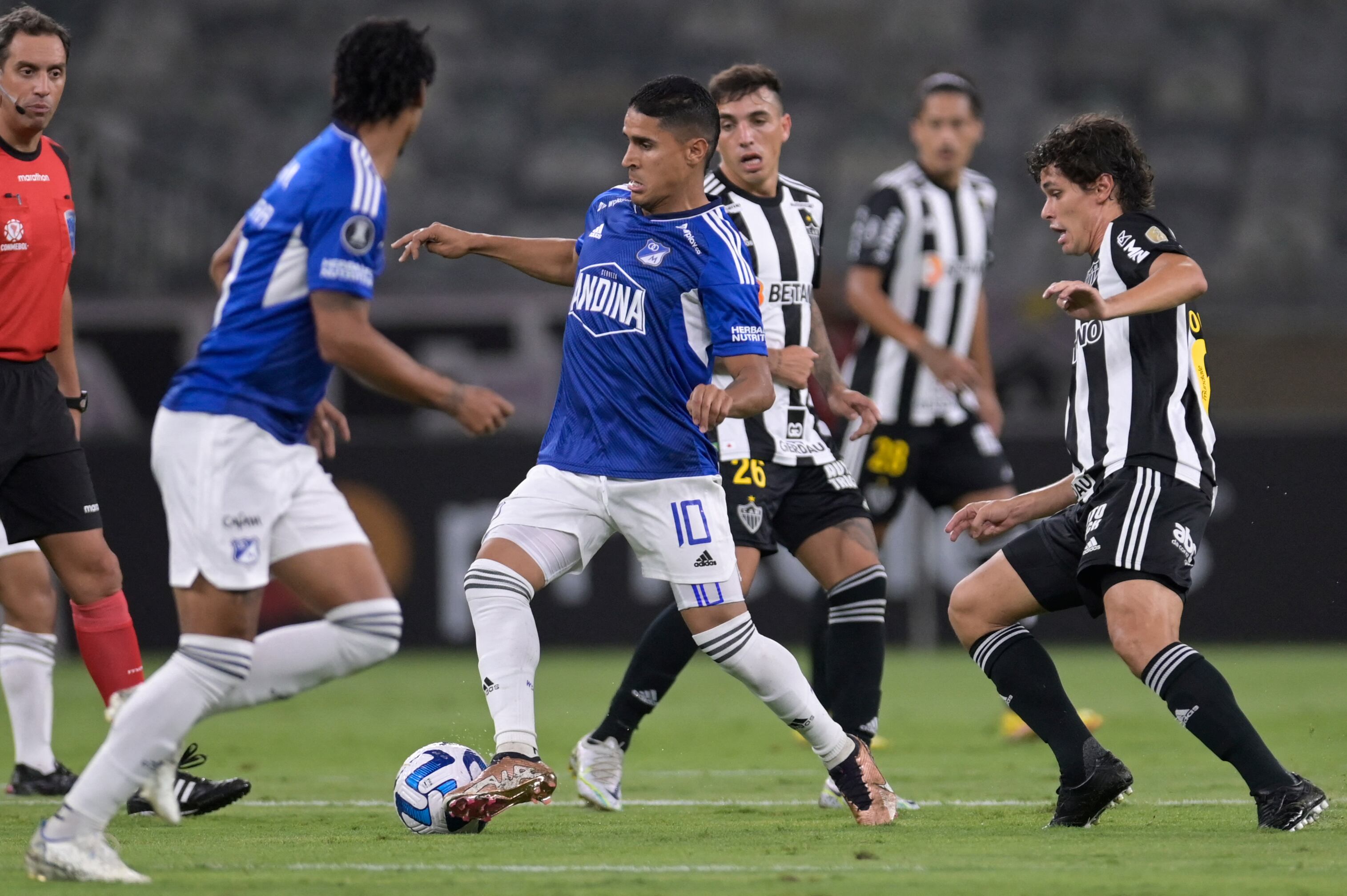Daniel Cataño disputando un balón contra Dodó.
