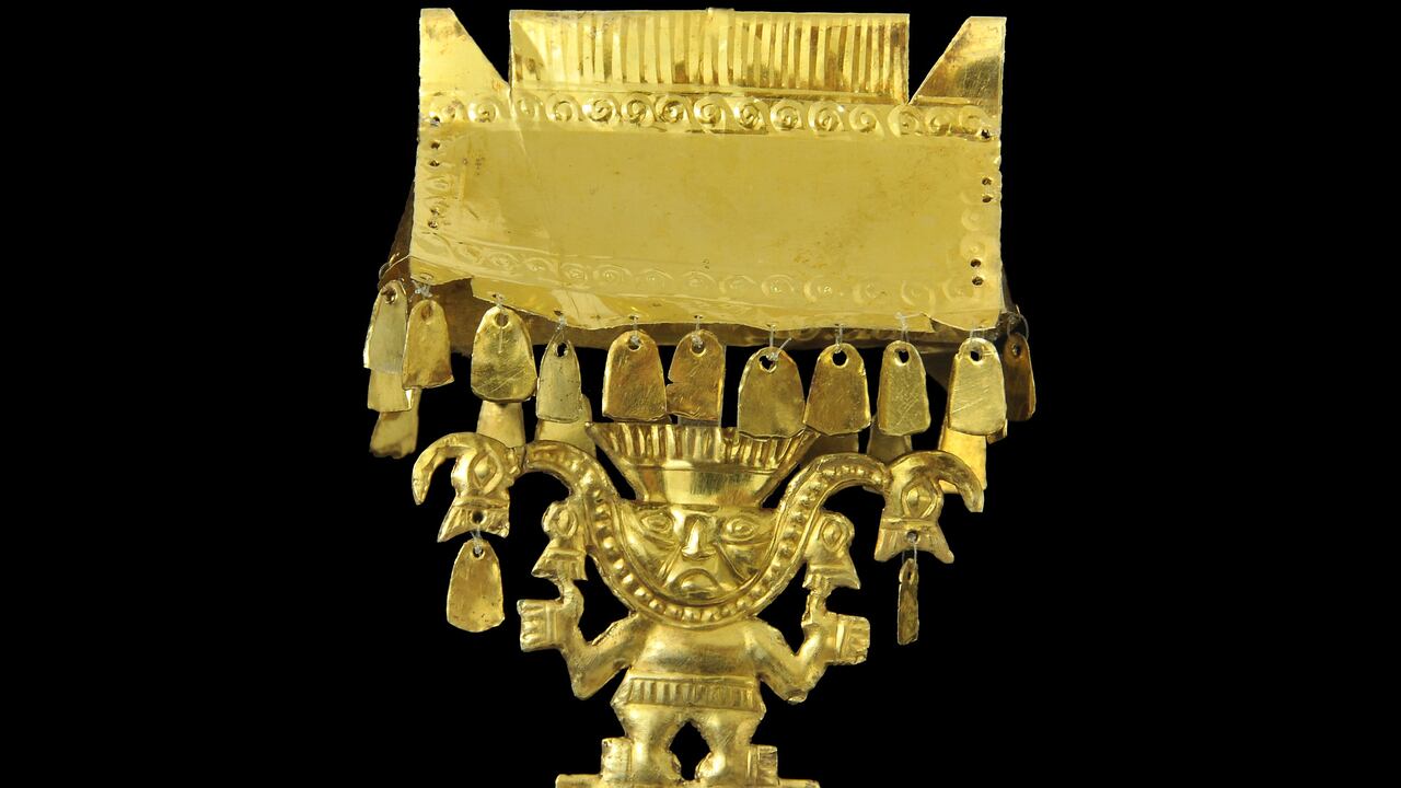 Detalle del cetro elaborado en oro por martillado y repujado.. Hace parte de la exposición La Sacerdotisa de Chornancap, Perú del Museo del Oro. Cortesía del Banco de la República.