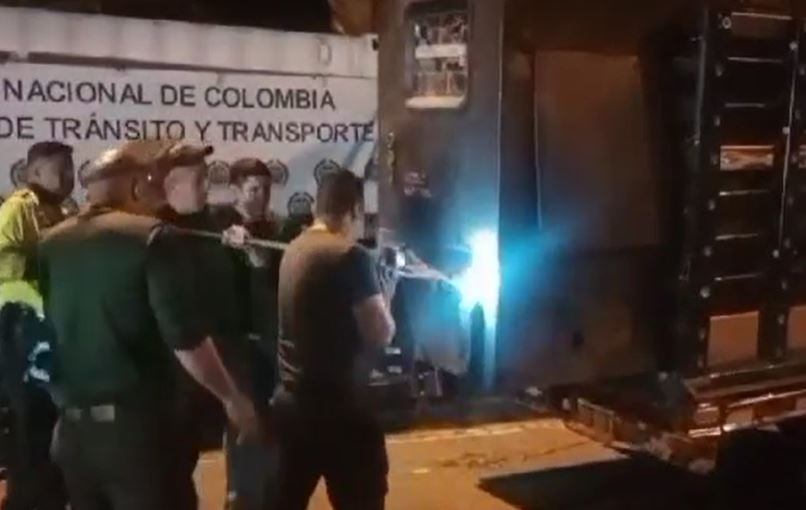 Los uniformados toman herramientas como pulidoras, destornilladores y martillos y proceden a destapar estas máquinas