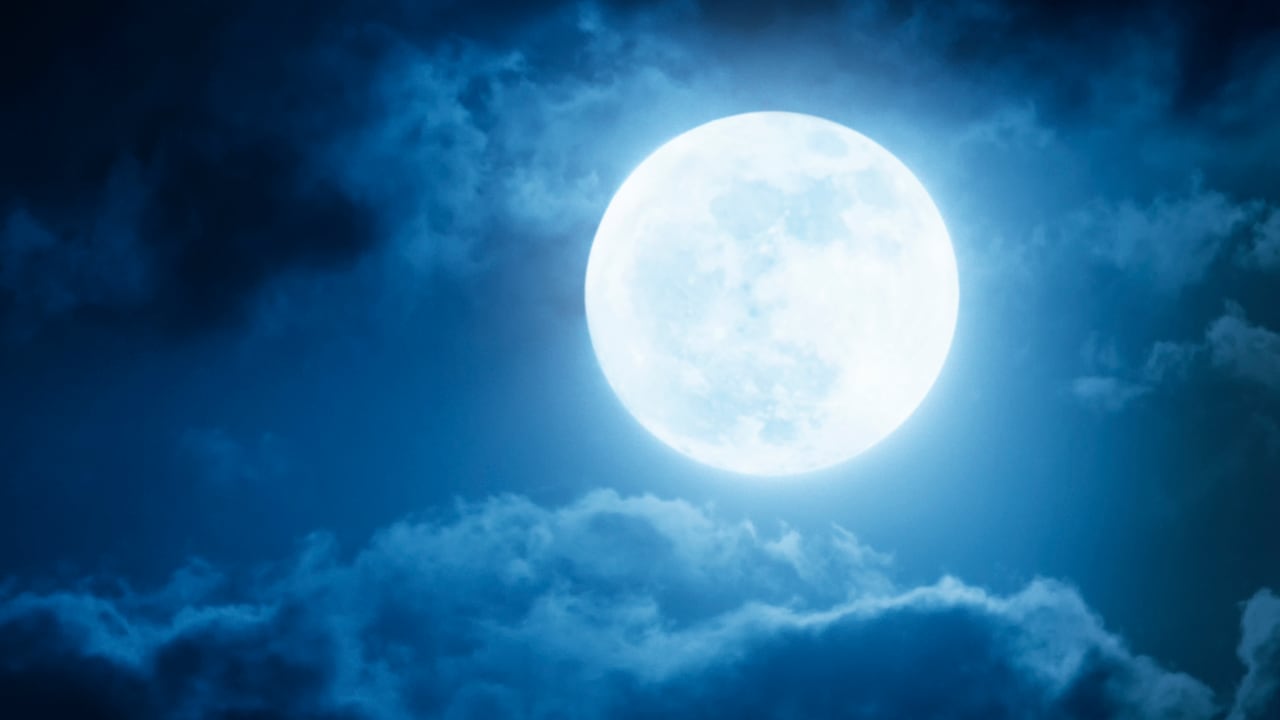 Dos lunas llenas en un mismo mes: el fenómeno astronómico que cerrará mayo en Colombia.