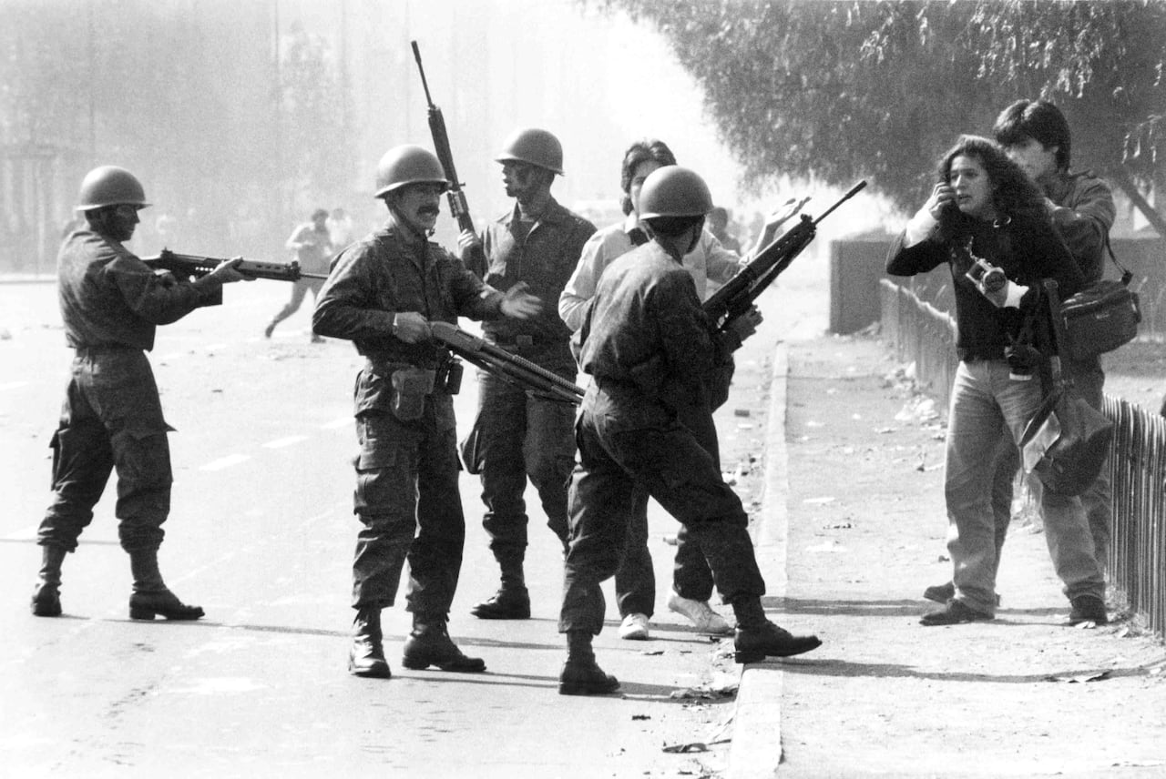 El 11 de septiembre de 1973, el general Augusto Pinochet encabezó un golpe de Estado militar que incluyó el bombardeo de La Moneda, el palacio presidencial de la capital, Santiago, donde se había refugiado el presidente Salvador Allende.