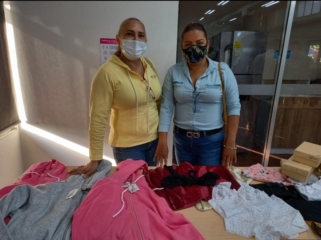 Luz Osorio (izq), creadora de Nylon Fashion