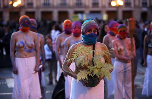 Trescientas mujeres, artistas, familiares y víctimas, se hicieron presente en la Plaza de Bolívar para exigir por el respeto a los derechos humanos