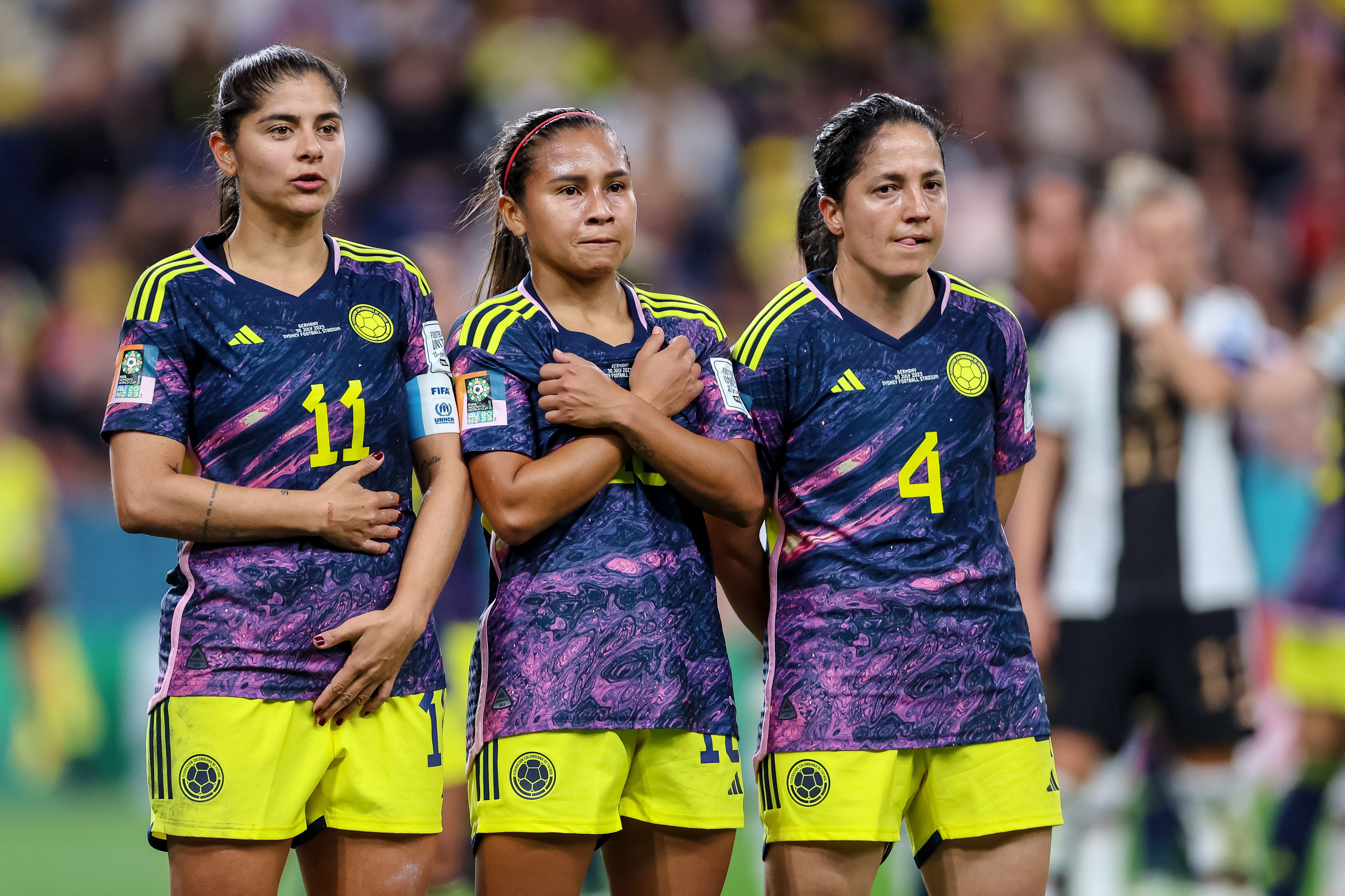Catalina Usme de Colombia, Lady Andrade de Colombia y Diana Ospina de Colombia miran durante el partido del Grupo H de la Copa Mundial Femenina de la FIFA Australia y Nueva Zelanda 2023 entre Alemania y Colombia en el Estadio de Fútbol de Sydney el 30 de julio de 2023 en Sídney, Australia. (Foto de Sajad Imanian/DeFodi Images vía Getty Images)