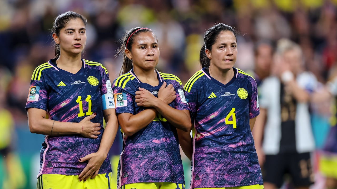 Catalina Usme de Colombia, Lady Andrade de Colombia y Diana Ospina de Colombia miran durante el partido del Grupo H de la Copa Mundial Femenina de la FIFA Australia y Nueva Zelanda 2023 entre Alemania y Colombia en el Estadio de Fútbol de Sydney el 30 de julio de 2023 en Sídney, Australia. (Foto de Sajad Imanian/DeFodi Images vía Getty Images)