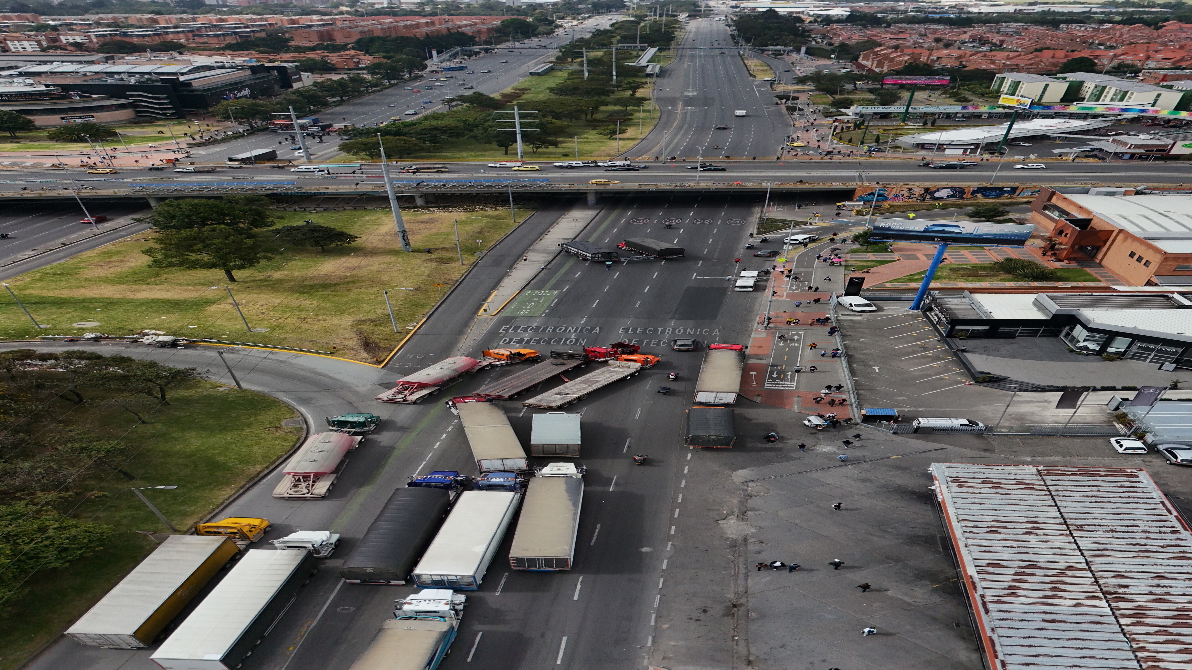 Paro de transportadores y camioneros en la autopista norte calle 183