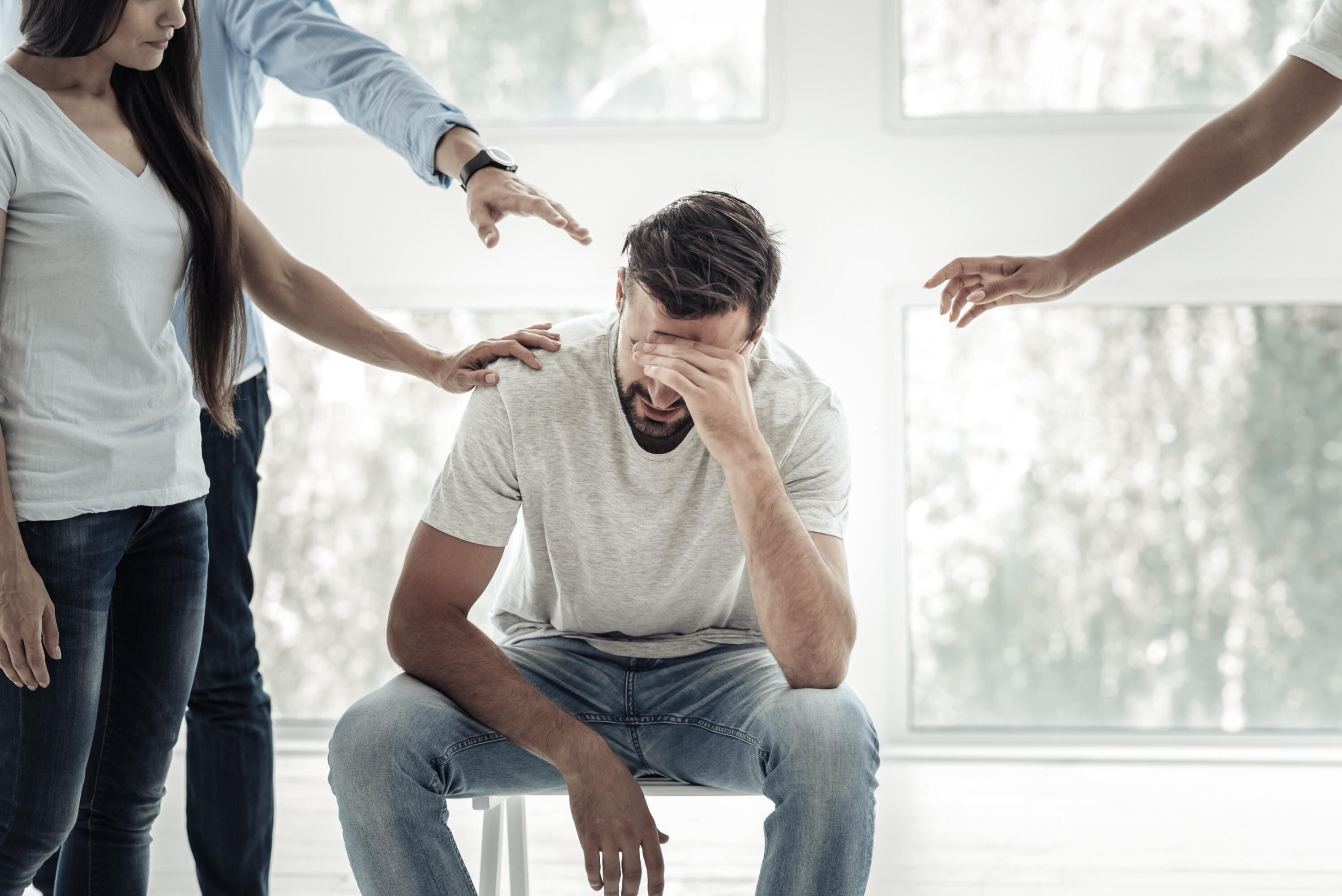 Cuando se sienta ansioso, deprimido, angustiado, estresado, sin energía para hacer lo que antes disfrutaba, sin ganas de vivir, busque ayuda o déjese ayudar de quienes desean apoyarlo. 