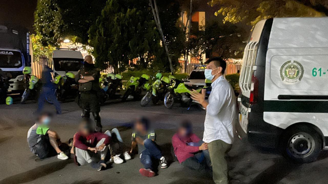 Indignación en Ibagué por encapuchados que intentaron quemar sede del Icetex con el vigilante adentro