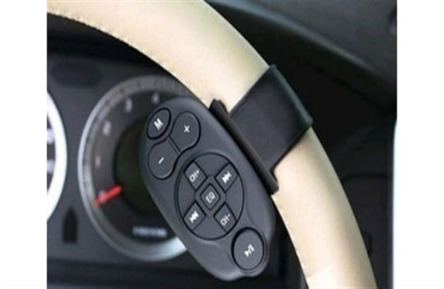Con este control remoto universal de autos, usted podrá manejar el volumen del radio, cambiar la emisora o el disco que está sonando, adaptar el aire acondicionado, entre otras cosas, desde un sólo aparato que se conecta al timón de su carro. Encuéntrelo en Mercado Libre, Unilago o Amazon. 