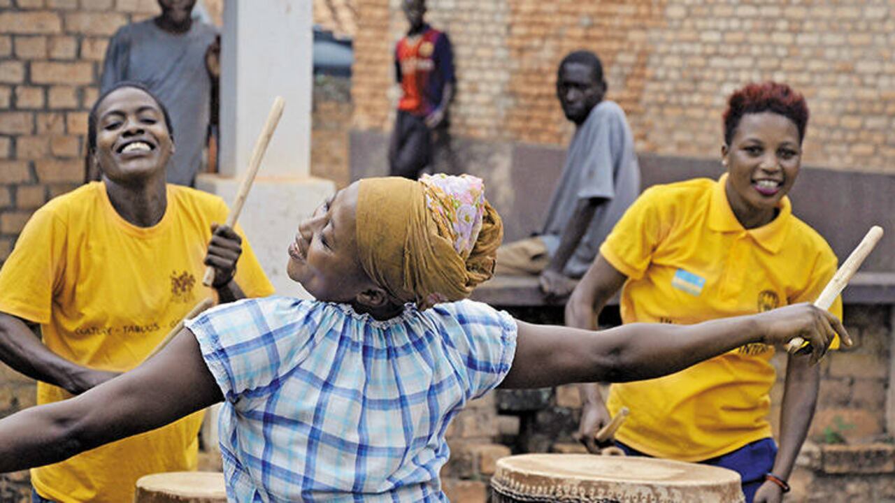 Uno de los ensayos de las mujeres que tocan en Ruanda. Foto: Camila Gómez Wills.