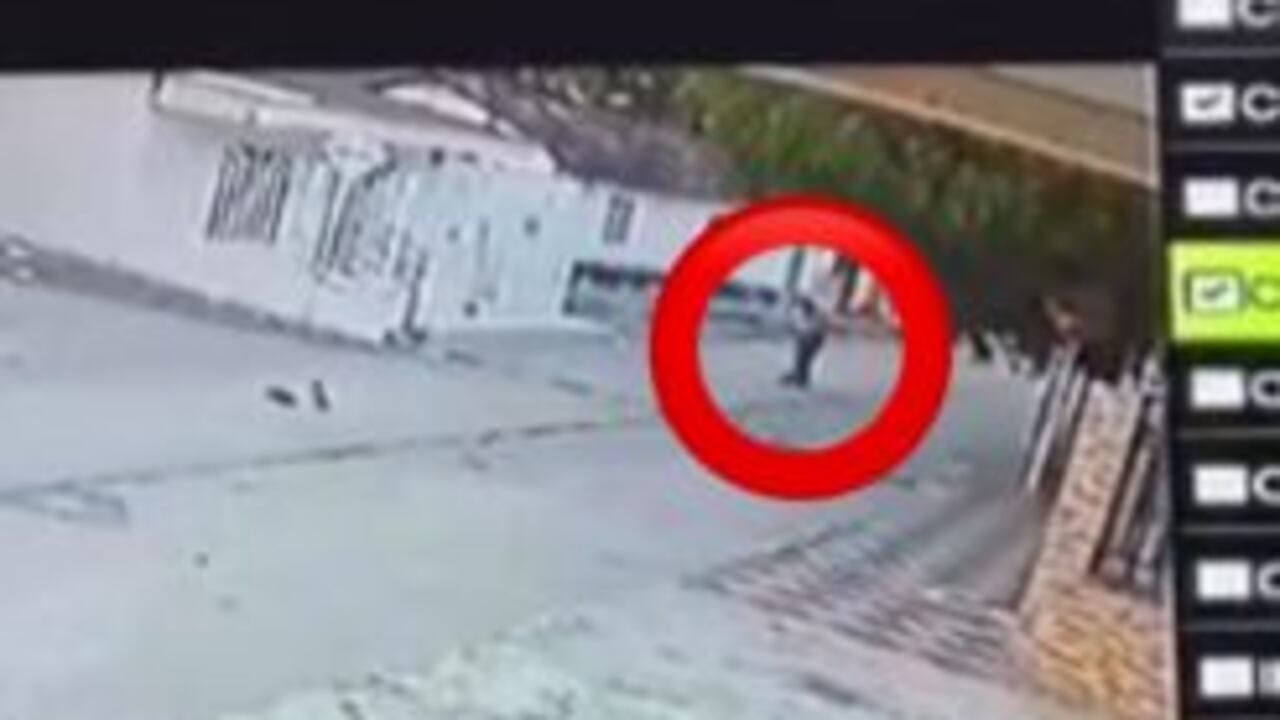 La mujer habría intentado correr, pero el sujeto impactó con una bala en su cabeza, hecho que produjo su deceso. Así quedo registrado en una cámara de seguridad.