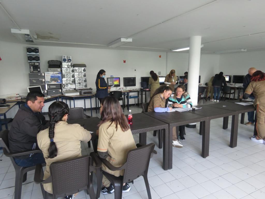 Más de 100 privados de la libertad se incluyeron en programa de formación académica que los convertirá en profesionales.