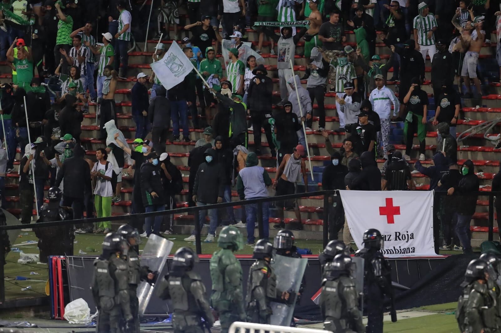 Momento en el que integrantes de la barra Los del Sur se enfrentan a la fuerza pública.