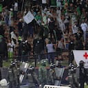 Momento en el que integrantes de la barra Los del Sur se enfrentan a la fuerza pública.