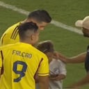 Falcao y James protegen a menor que buscaba fotografearse con ellos tras partido de la Selección Colombia en los Estados Unidos.
