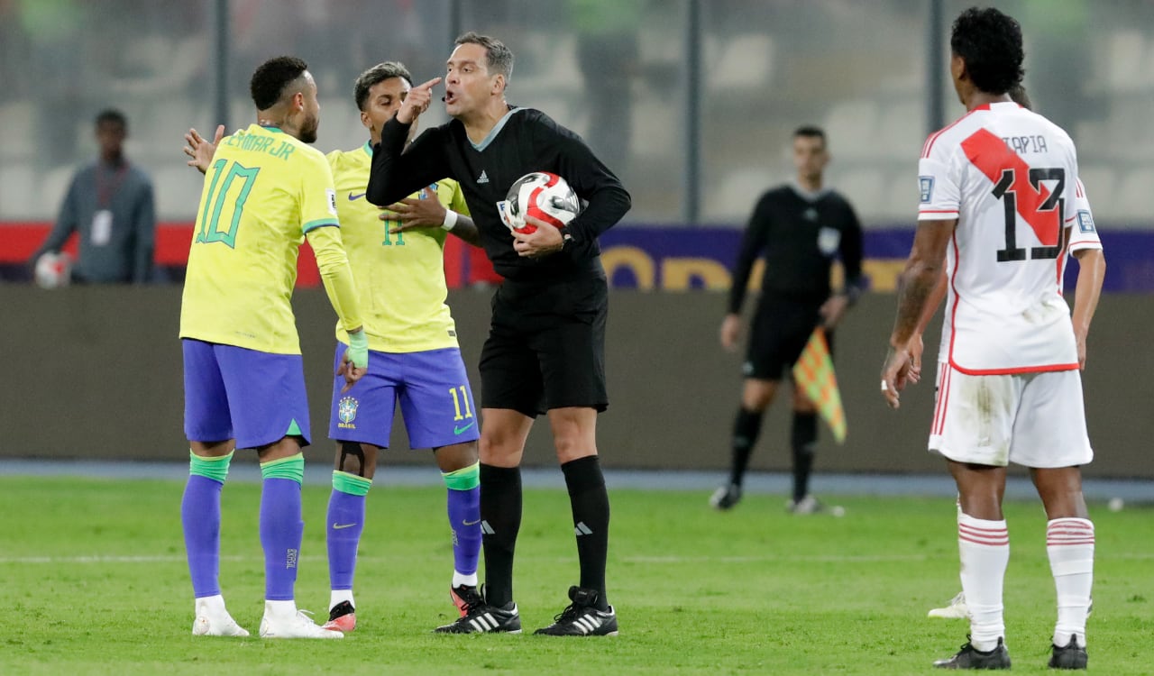 Neymar protestó al juez del duelo ante Perú por sus decisiones