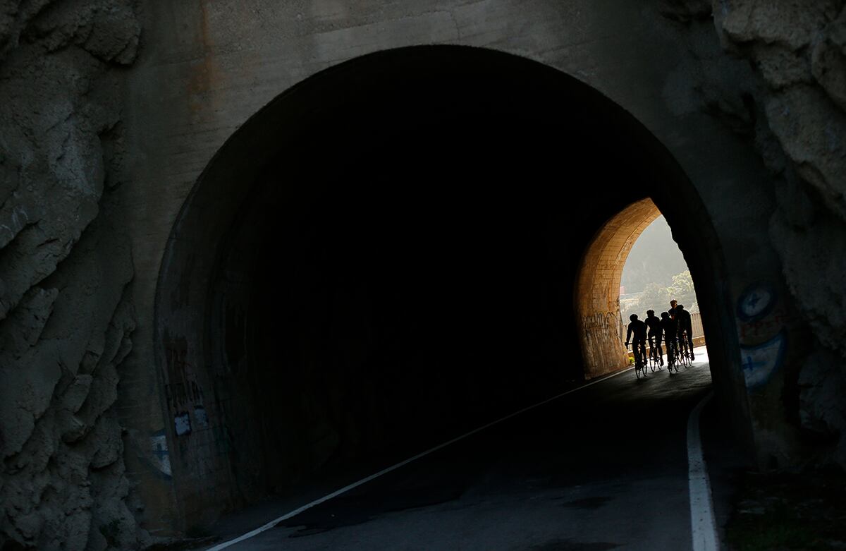 Ciclistas pasan bajo un túnel durante uno de los recorridos de entrenamiento del Mundial de Ciclismo 2014 en Ponferrada, España. (AP)