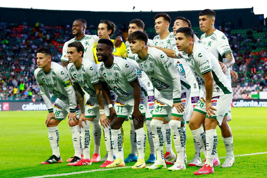 LEON, MEXICO - MARCH 01: Players of Leon pose for a team photo prior the 10th round match between Leon and Tijuana as part of the Torneo Clausura 2025 Liga MX at Leon Stadium on March 01, 2025 in Leon, Mexico. (Photo by Leopoldo Smith/Getty Images)