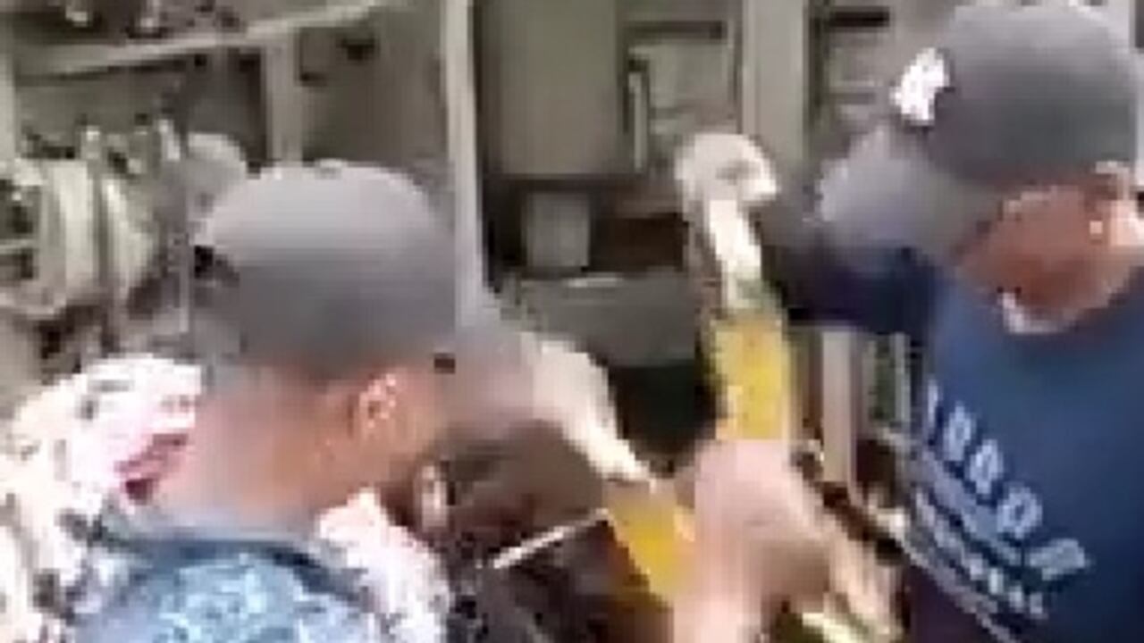 La comunidad llegó hasta el lugar del accidente para saquear el tractocamión que iba cargado con cerveza; mientras el conductor esperaba ser auxiliado.